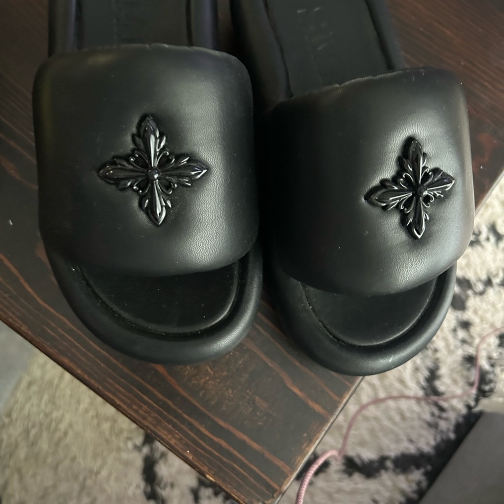 SMFK Magnolia bumper slippers size 7